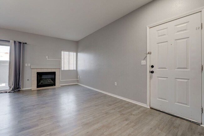 Building Photo - 855 N Stephanie St