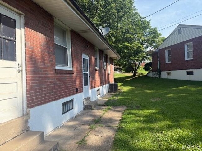 Building Photo - 1142 Bluegrass Dr