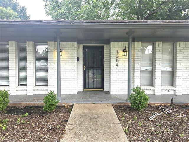 Building Photo - 1304 Oakhill Dr