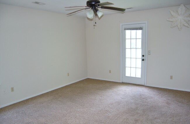 Main bedroom 15x13 - 2762 E Travis St