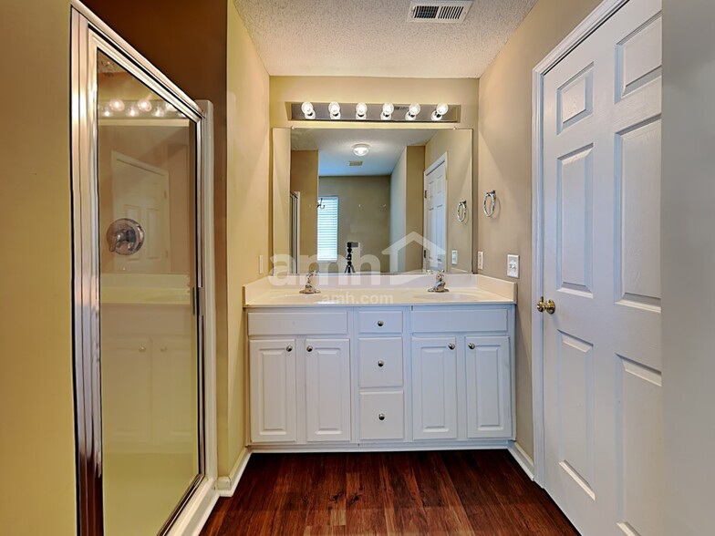 Building Photo - 539 Rockbridge Dr