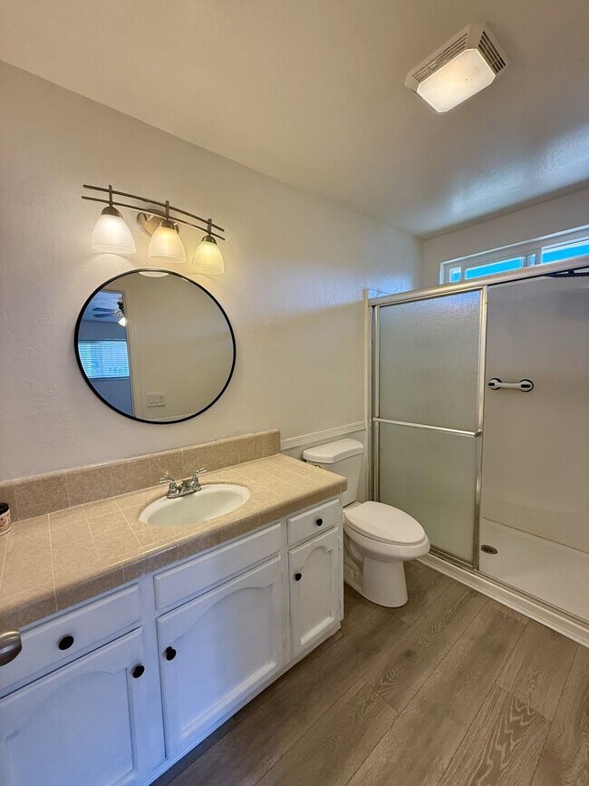 Building Photo - Comfortable 3 bedroom in convenient Hollister location