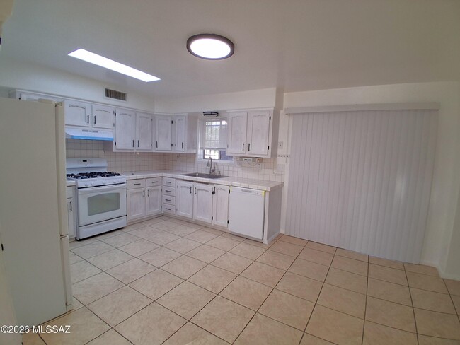 Building Photo - 2650 W Aurora Dr
