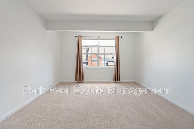 Building Photo - 285 Plaza Dr