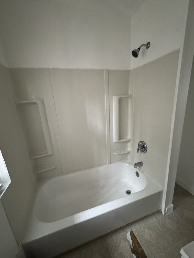 Building Photo - Spacious 2-Bedroom Apartment in Chicago Heights with Parking & Private Entrances