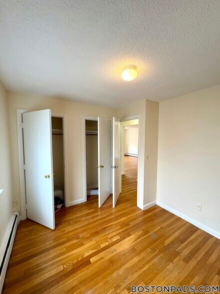 Building Photo - 122 Dustin St