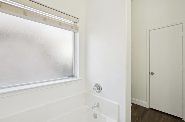 Building Photo - "Charming 3-Bedroom Home Just Minutes from Downtown Dallas!"