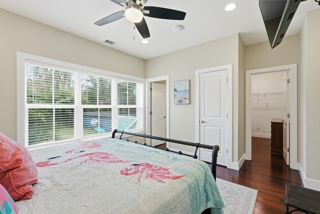 Building Photo - Prime Coastal Location!