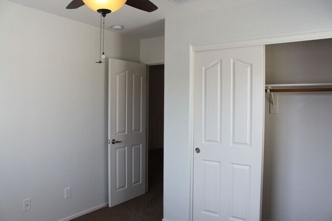 Building Photo - Beautiful 4 Bedroom in Lyons Gate!