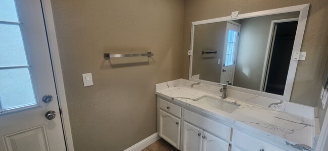 Building Photo - Updated 3 Bedroom 2 Bathroom Home in Pocke...