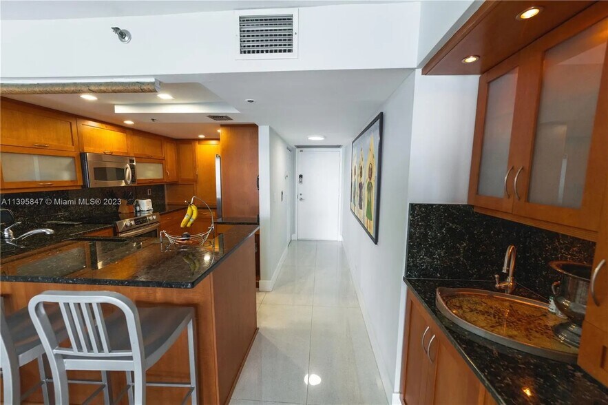 Building Photo - 1717 N Bayshore Dr