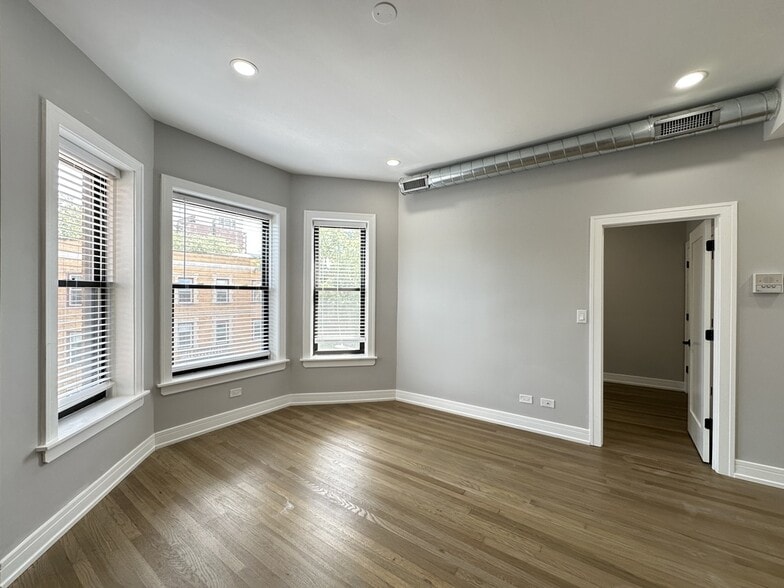 Building Photo - 3834 N Wilton Ave