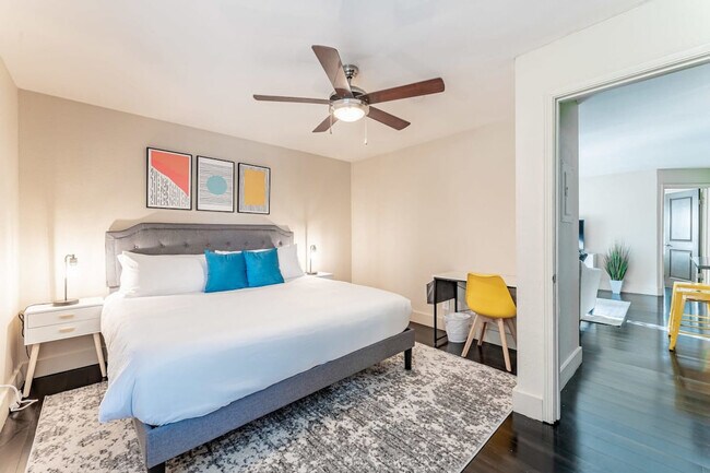 Building Photo - 2409 Town Lake Cir