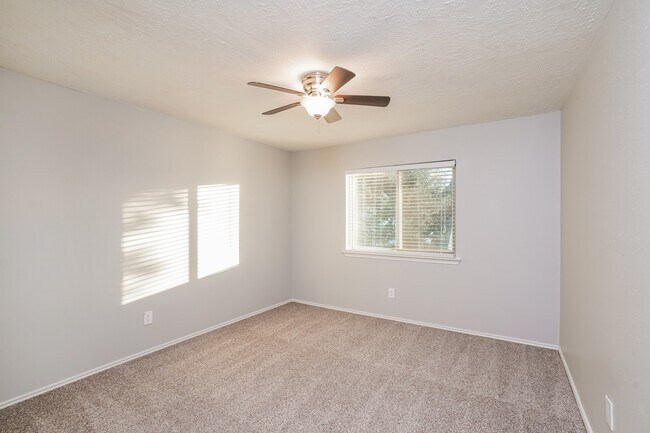 Building Photo - 11731 Yearling Dr