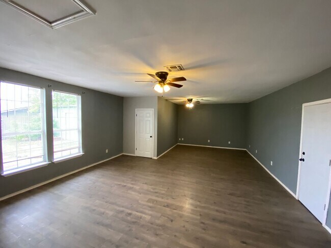 Building Photo - Large family home in Grape Creek!