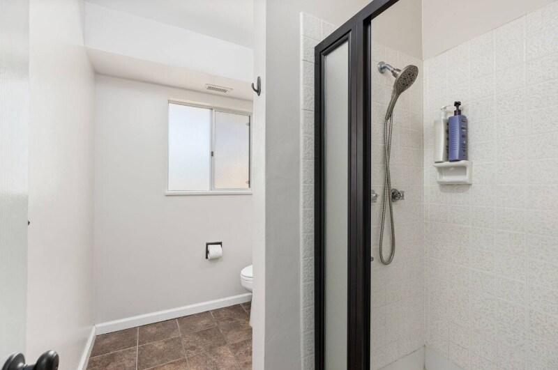 Building Photo - 321 W Kalmia St