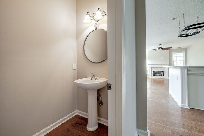 Building Photo - Beautiful Custom Home on Golf Course