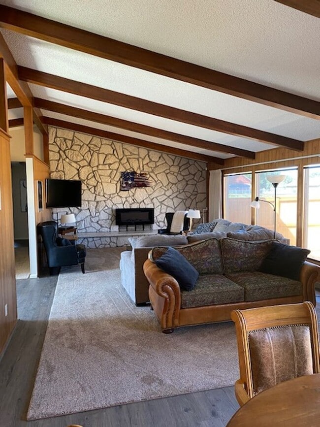 Building Photo - charming home in Terrebonne - Tons of room...