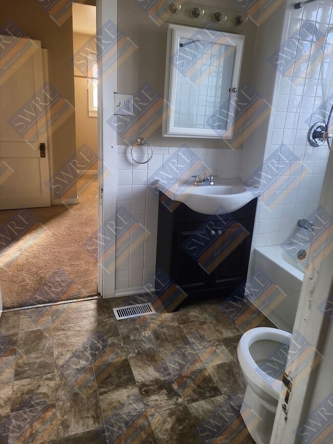 Building Photo - 215 Thomas-