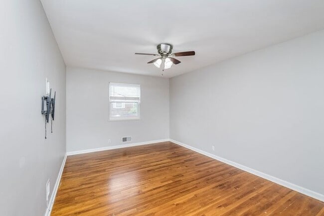Building Photo - Fantastic 4 Bedroom Home In Great North Indy Location!