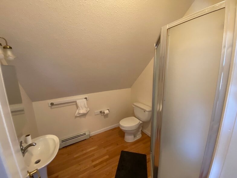 Upstairs bath - 3875 Union St