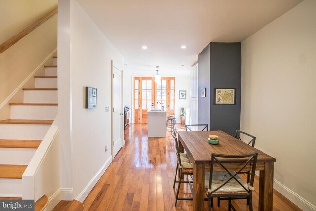 Building Photo - 2246 Sears St