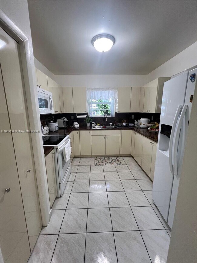 Building Photo - 1351 SW 70th Ave