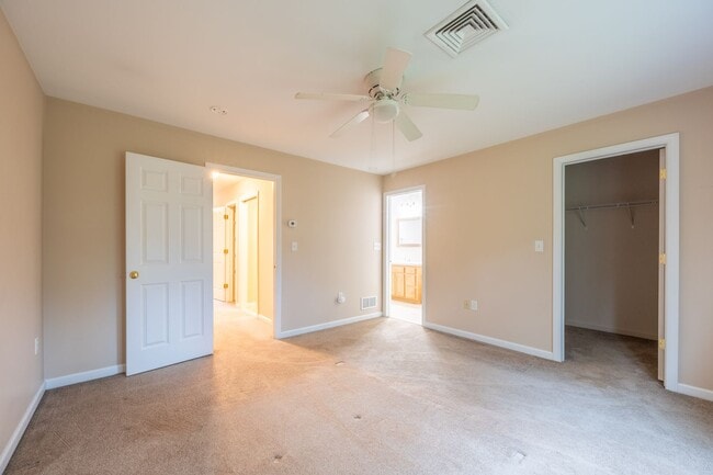 Building Photo - Modern 2 Bedroom Condo with Ensuite Baths ...