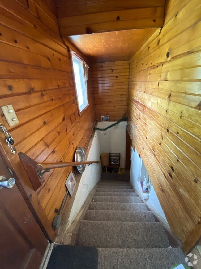 Building Photo - Spacious 1 bed, 1 bath basement close to I...