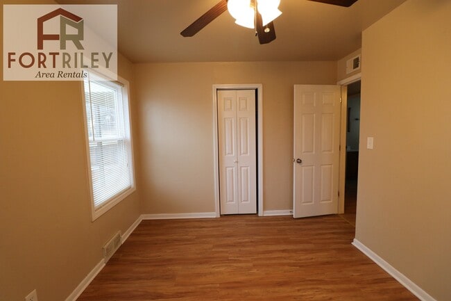 Building Photo - Spacious rental home!