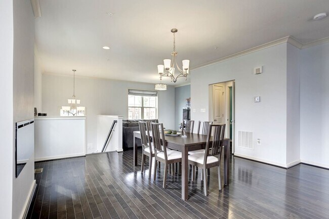 Building Photo - 3 Bed 4.5 Bath - Silver Spring Townhouse i...