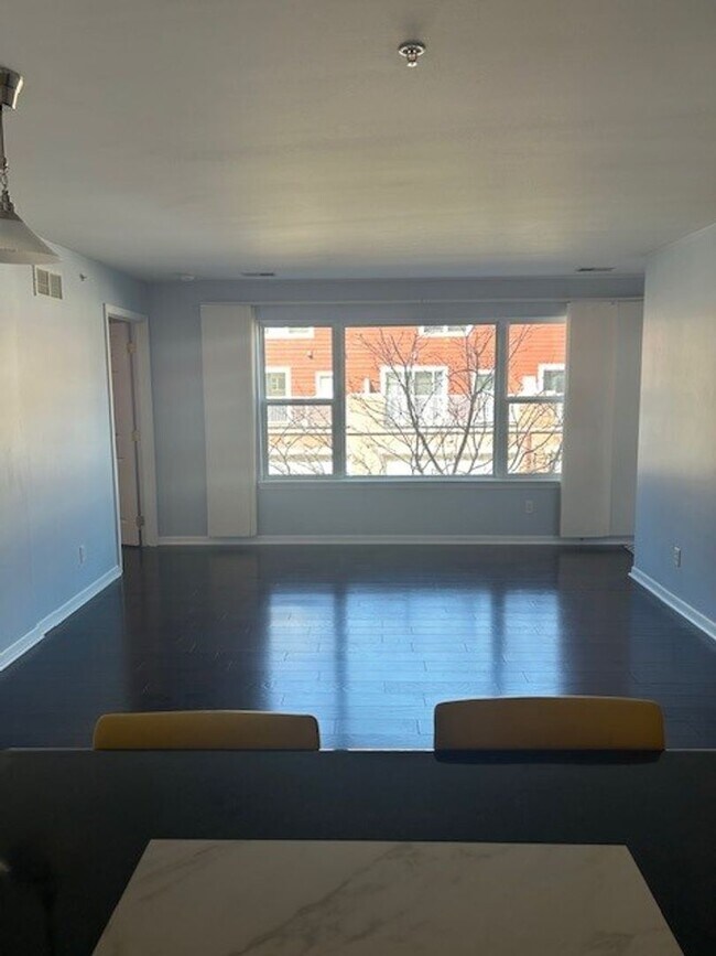 Building Photo - 2 Bedroom Harbor Park Condo - Just Blocks From the Lake