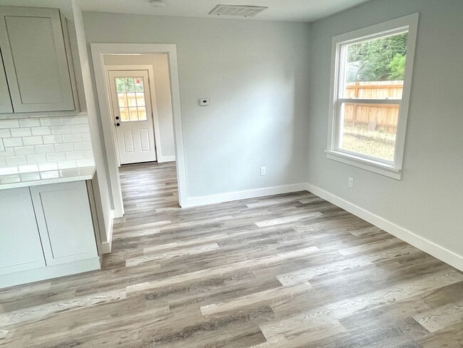 Building Photo - Powellhurst-Gilbert Remodeled Bungalow, Fenced Yard, Off-Street Parking, In-Unit Laundry