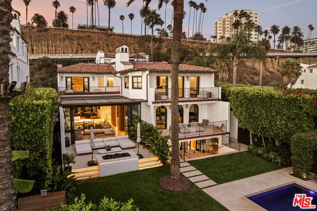 Building Photo - 972 Palisades Beach Rd