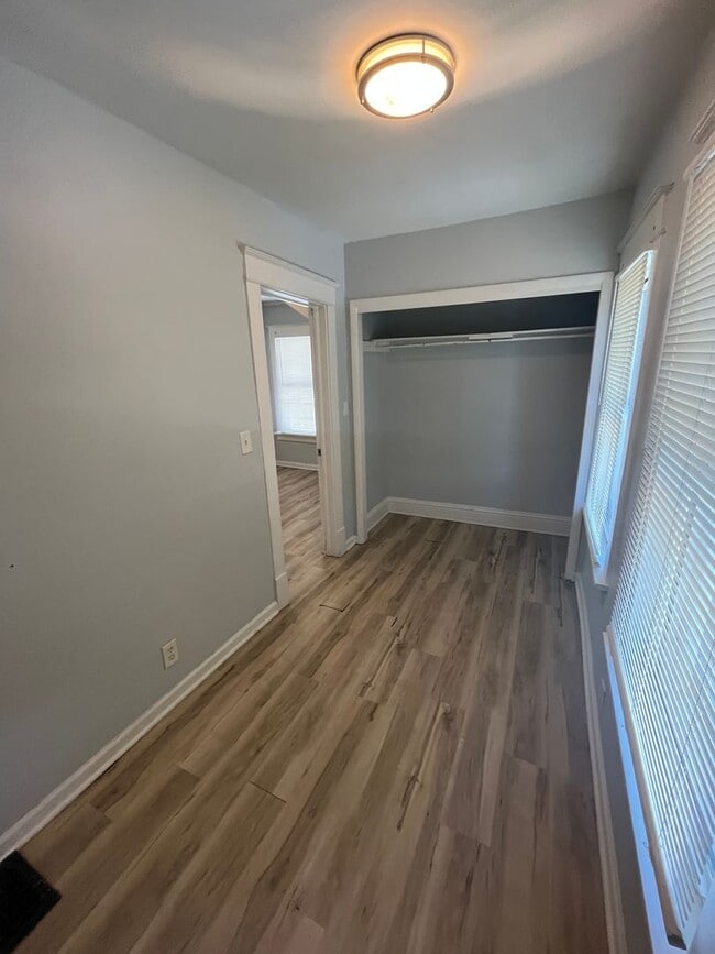 Building Photo - Three Bedroom House on Wyoming!