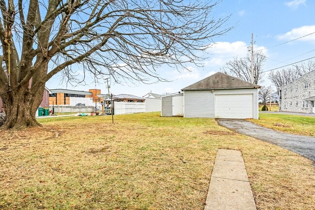 Building Photo - 218-222 S Sporting Hill Rd