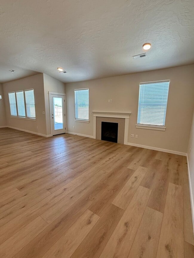 Building Photo - 4 bed 2 bath in Caldwell, Landscaping Incl...