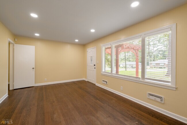 Building Photo - 2926 Gresham Rd S E