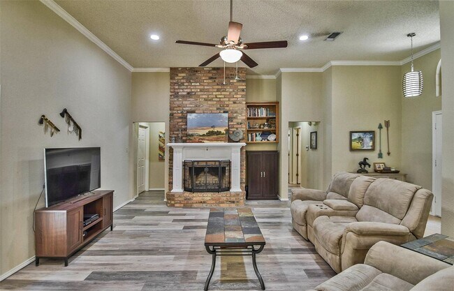 Building Photo - Move in special $500.00 off 1st full rent!...