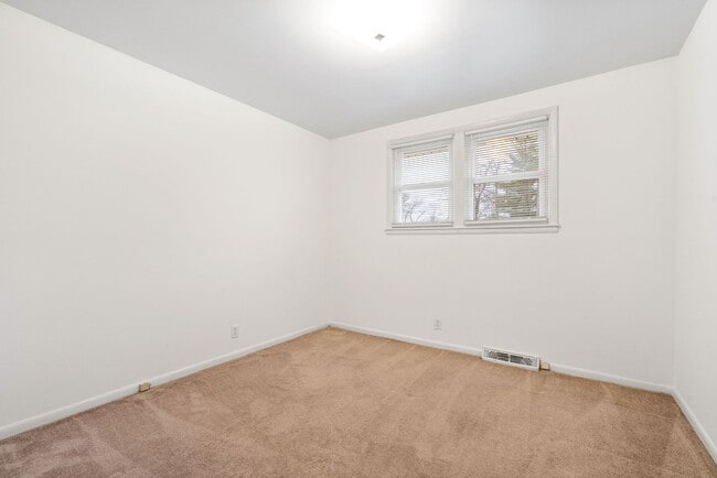 Building Photo - 3 Bedroom Pet Friendly Home For Rent With Finished Basement!