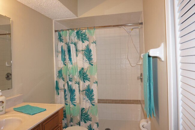 Building Photo - 2 Bedroom 2.5 Bath Townhome