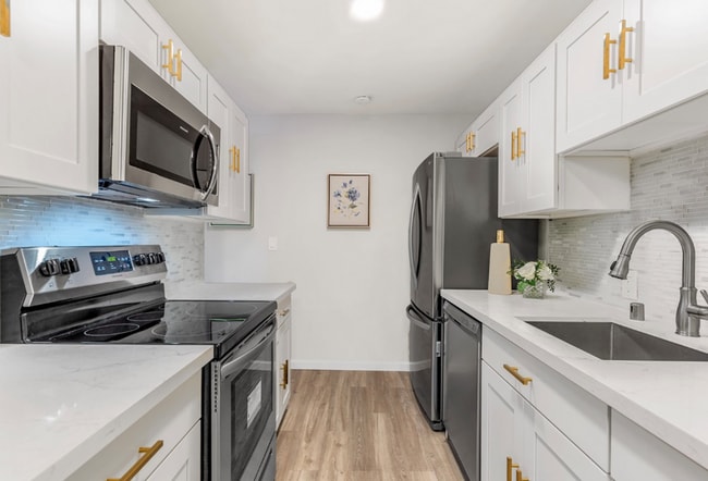 Building Photo - Bellevue Square Ground Floor 2 Bedroom Condo