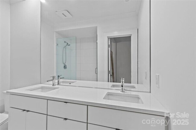 Building Photo - Myers Park - T.R. Lawing Realty, Inc