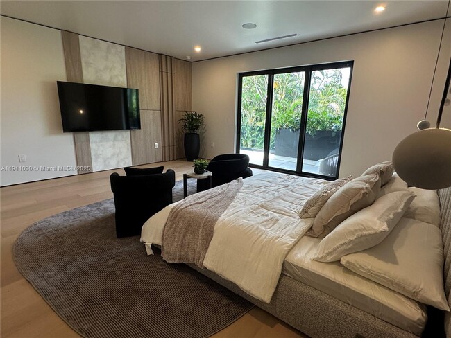 Building Photo - 1065 NE 119th St