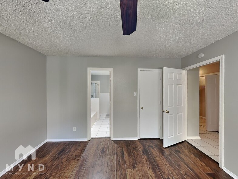 Building Photo - 837 Collins Blvd