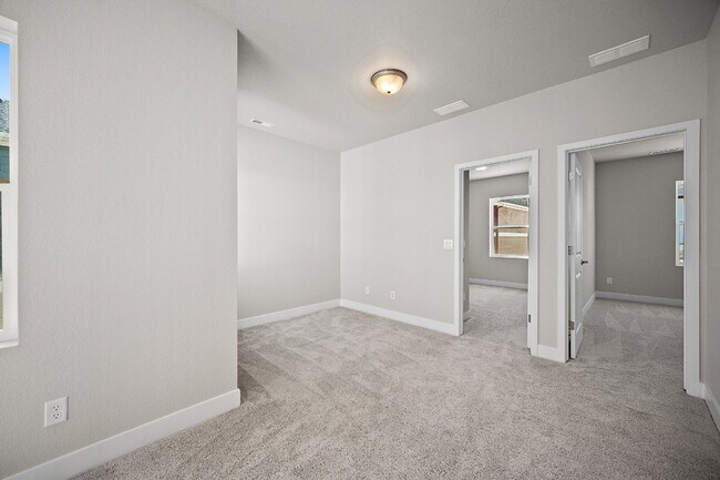 Building Photo - Modern 4 Bedroom, 2 Bathroom Westside Home with Balcony Views of Garden of the Gods!
