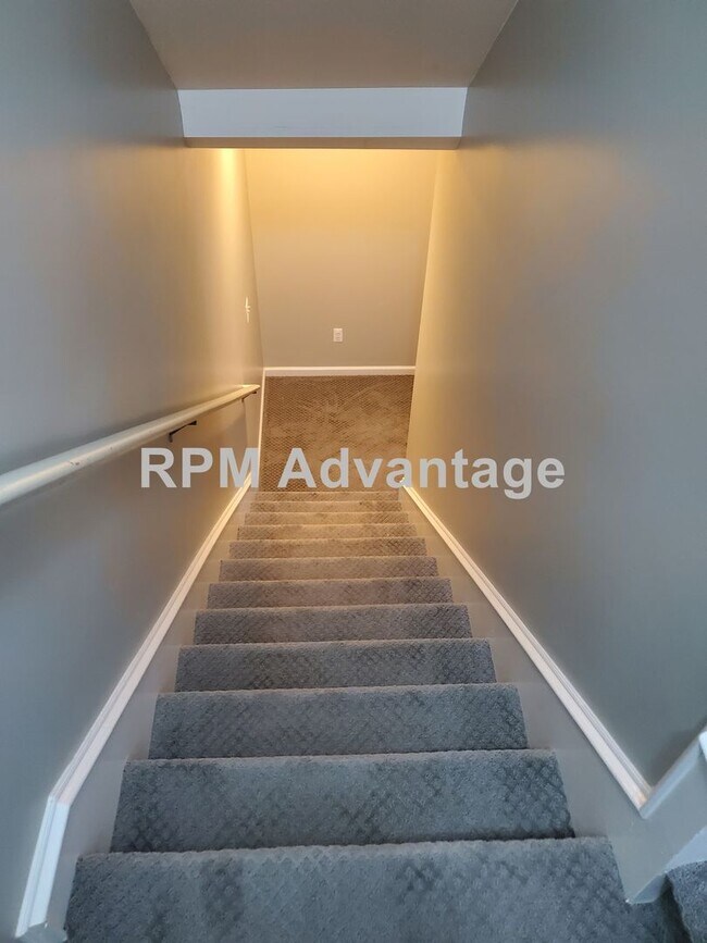 Building Photo - Gorgeous Townhouse Steps from Pool and Hik...