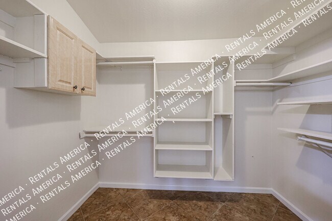 Building Photo - MOVE IN READY 4 BR IN WINDMILL RANCH