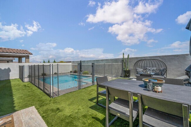 Building Photo - Spacious 5-Bedroom Home with Loft, Pool & Mountain Views