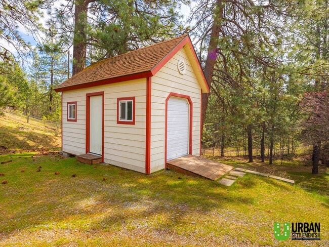 Building Photo - Spacious Glenrose Retreat | 3 Bed + Shop + Private Wooded Setting